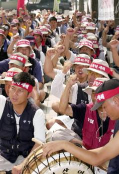 오는 2006년부터는 비정규직 근로자의 처우가 개선된다. 사진은 민주노총 산하 비정규직 노동자들이 처우개선을 요구하며 시위를 벌이는 모습. 서울신문 포토라이브러리