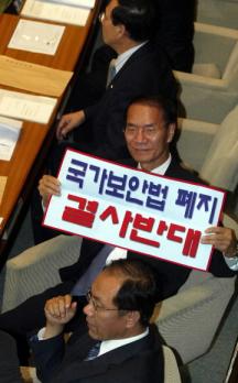 한나라당 김용갑 의원이 10일 국회 본회의장…