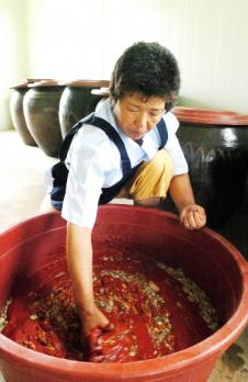 개운하고 담백한 맛이 일품인 간월도 어리굴젓은 '토화'라 불리는 특산 굴과 우리 소금, 태양초에 대물림한 손맛이 더해져 독특하고 깊은 풍미의 전통을 이어오고 있다. 서산 강성남기자 snk@seoul.co.kr