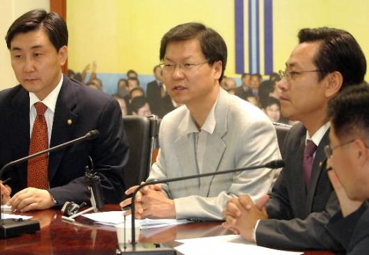 열린우리당 천정배(가운데) 원내대표와 이종…