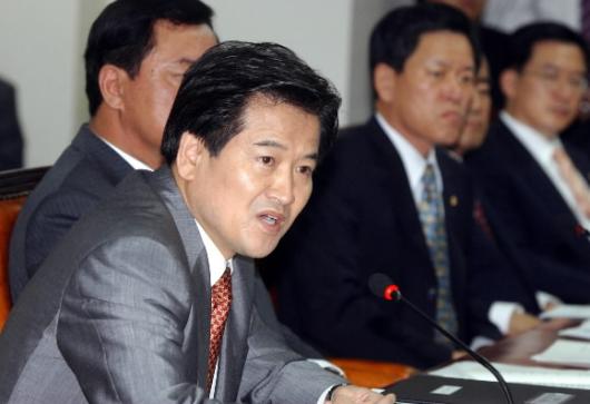 정동영(왼쪽) 통일부 장관이 13일 국회 남북…