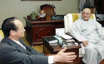 열린우리당 이부영(왼쪽) 의장이 13일 서울 종로구 조계사를 방문,조계종 총무원장인 법장 스님에게 국가보안법 폐지의 당위성을 설명하고 있다. 국회사진기자단