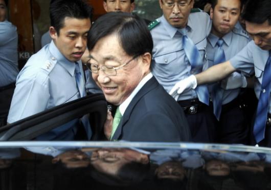 회계처리 기준위반과 관련해 거취가 주목되고 있는 김정태 국민은행장이 13일 서울 여의도 본점에서 열린 이사회를 마친 후 사옥을 나서고 있다. 이호정기자 hojeong@seoul.co.kr