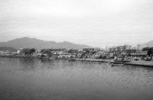 소설가 오영수가 멀리 기차소리를 바람결에…