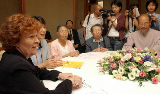 루이즈 아버 유엔 인권고등판무관(왼쪽)이 …