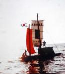 지난 97년 6월 황해 해양탐험 때의 사진.오른쪽에 그림자처럼 보이는 모습이 윤 교수.