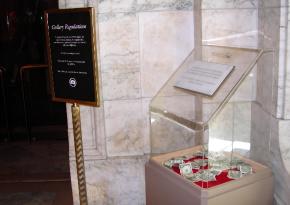 귀중한 자료를 열람한 이용자들의 자발적 기부를 유도하기 위해 희귀본 전시관 앞에 놓인 모금함.