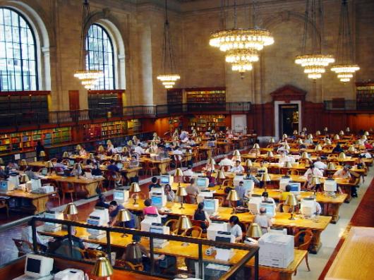 뉴욕공공도서관의 주 열람실인 로즈홀 전경. 100년 동안 책상 위를 가득 메웠던 책들 대신 도서관이 설치한 데스크톱 컴퓨터와 이용자들이 가져온 노트북 컴퓨터가 자리를 잡고 있다. 뉴욕 이도운특파원 dawn@seoul.co.kr