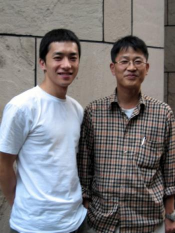 연극 '청춘예찬'의 연출가 박근형(오른쪽)과…