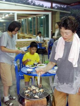 참숯으로 구워먹는 삼겹살 맛이 그만이다.