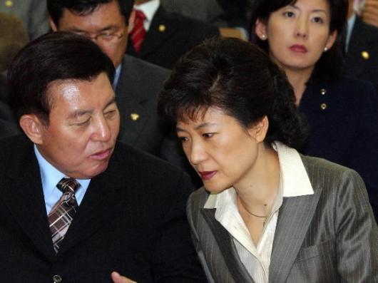 한나라당의 박근혜(오른쪽) 대표와 김덕룡 …