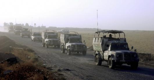 흙먼지가 뿌옇게 흩날리는 비포장 도로를 달…