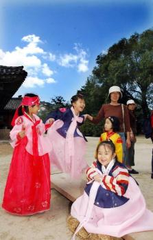 “엄마 꽉 잡아야 돼.”국립민속박물관에서…