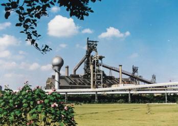 연중 무휴로 중국산업의 기본 원자재인 강철…