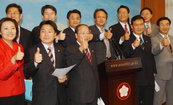 열린우리당 초선 의원들이 30일 국회에서 기…