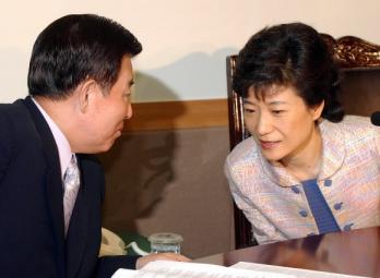 한나라당 박근혜(오른쪽) 대표와 김덕룡 원…