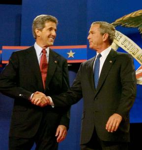 케리(왼쪽)후보와 부시 美대통령이 지난 30일 2004대통령 선거 토론회에서 악수를 하고 있다.  EPA 제공