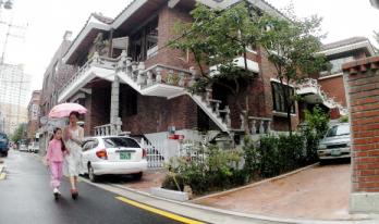 담장허물기 사업으로 시원하게 넓어진 서울 관악구 신림동 골목길을 주민들이 걸어가고 있다.이 일대 142가구가 그린파킹 사업에 참여,유럽형 전원마을에 온 듯한 착각을 불러일으킨다. 강성남기자 snk@seoul.co.kr