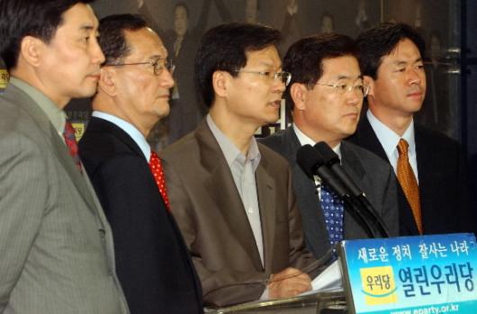 열린우리당 천정배 원내대표가 3일 염창동 당사에서 기자간담회를 갖고 국정감사에 임하는 기본 전략을 설명하고 있다.왼쪽부터 이종걸 원내담당수석부대표,홍재형 정책위의장,천 원내대표,정의용 의원,김영춘 기획담당수석부대표. 최해국기자 seaworld@seoul.co.kr