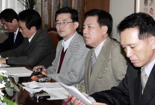 한나라당 김덕룡 원내대표가 3일 국정감사 착수를 하루 앞두고 국회에서 원내 대책회의를 주재하고 있다.왼쪽부터 진영 대표비서실장,남경필 원내수석부대표,이한구 정책위의장,김 원내대표,김형오 사무총장. 최해국기자 seaworld@seoul.co.kr