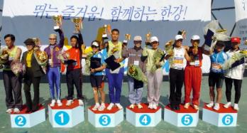 42.195㎞의 풀코스를 완주한 남녀부문 입상자들이 트로피를 들고 수상의 기쁨을 만끽하고 있다.