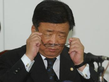 곤혹 5일 서울시교육청에서 열린 국회 교육위 국정감사에서 한나라당 권철현 의원이 민중사관을 기초로 한 일부 출판사의 `근·현대사’ 교과서 문제를 추궁하기 위해 안경을 고쳐 쓰고 있다. 남상인기자 sanginn@seoul.co.kr