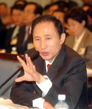 이명박 서울시장이 6일 국정감사에 참석해 ‘관제 데모’논란과 관련한 여야 의원들의 질의에 답변하고 있다. 서울신문 포토라이브러리