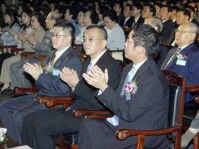 창립 기념식에 참석한 애경그룹 삼형제.왼쪽…