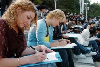 ‘한국사람들도 외국어 배우기가 이렇게 어려운가요?’제11회 전국 외국인 한글백일장에 참가한 외국인들이 지난 6일 연세대 노천극장에서 진지한 표정으로 ‘빛’과 ‘가족’이라는 주제로 각각 시와 수필을 쓰고 있다. 서울신문 포토라이브러리