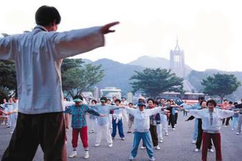 공원에서 기(氣)수련에 몰두하고 있는 시민…