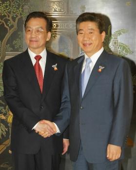 노무현 대통령이 7일 저녁(현지시간) 베트남…