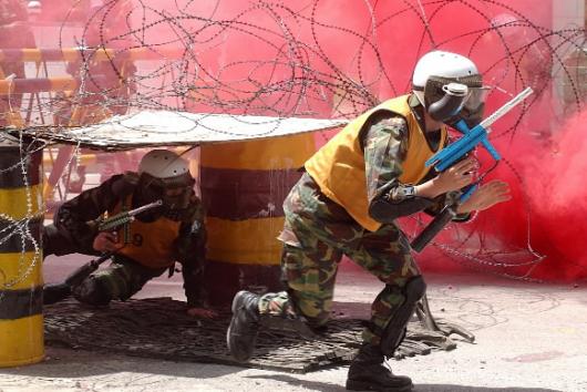 8일 경기도 남양주 예비군 훈련장에서 시범 실시된 ‘서바이벌 게임’에서 가스총과 헬멧,고글,보호조끼로 무장한 예비군들이 실제상황처럼 민첩하게 모의 시가전을 펼치고 있다. 손원천기자 angler@seoul.co.kr
