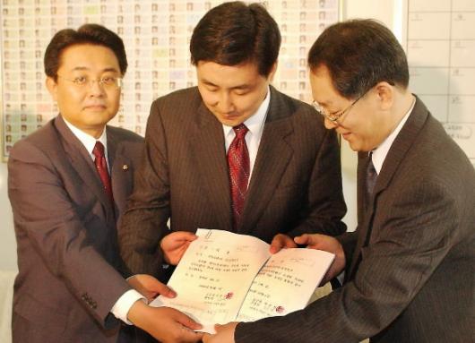   열린우리당 이종걸(가운데) 원내수석부대…