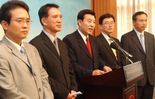   김덕룡(왼쪽에서 세번째) 한나라당 원내대…