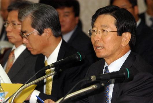   김종빈(오른쪽) 서울고검장이 8일 서울 서…