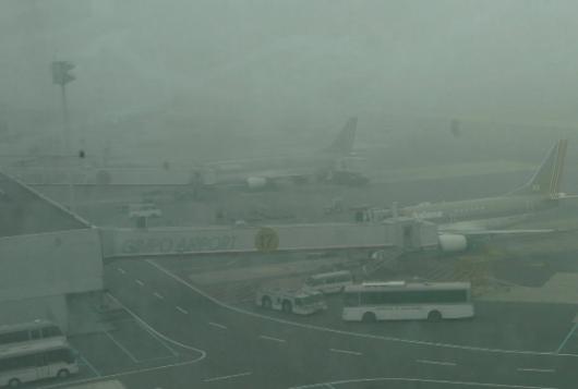 짙은 안개가 낀 8일 아침 김포공항의 항공기…