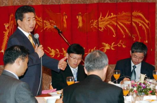 노무현 대통령이 11일 오전(현지 시간) 베트…