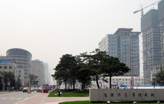 베이징 칭화대 정문 앞에 세워진 표지석에 ‘스스로 쉬지 않고 노력해 강해지면 덕과 재물이 쌓인다’는 글귀가 선명하게 새겨져 있다. 베이징 김재천특파원