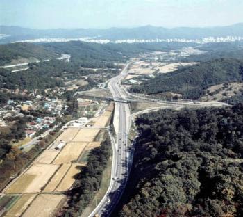 부동산전문가들은 아파트 신규 분양시장의 회복여부를 내년 판교신도시 분양결과에 따라 결정날 것으로 보고 있다.본격적인 개발을 앞둔 판교신도시 일대. 서울신문 포토라이브러리