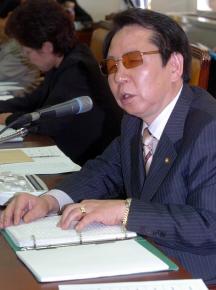 시각 장애인인 한나라당 정화원 의원이 13일 국회 보건복지위의 국립의료원 국정감사에서 점자 원고를 짚으며 질의하고 있다. 최해국기자 seaworld@seoul.co.kr