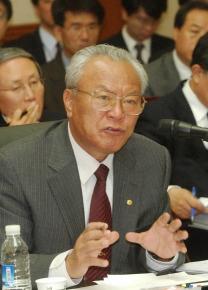 13일 국회 재정경제위원회의 한국은행에 대한 국정감사에서 박승 한은 총재가 의원들의 질의에 답변하고 있다. 최해국기자 seaworld@seoul.co.kr