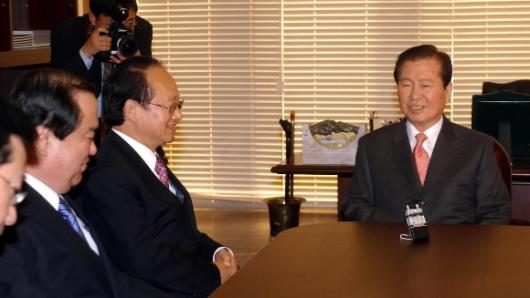 김대중(오른쪽) 전 대통령이 13일 열린우리…