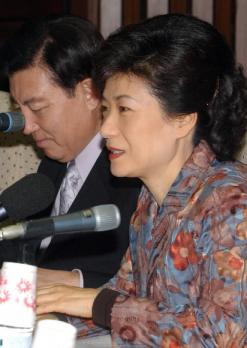 한나라당 박근혜 대표가 13일 국회에서 열린…