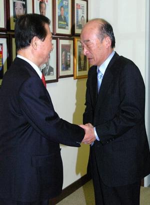 김대중(왼쪽) 전 대통령이 14일 감회어린 표…