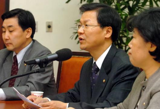 열린우리당 천정배(가운데) 원내대표가 14일…