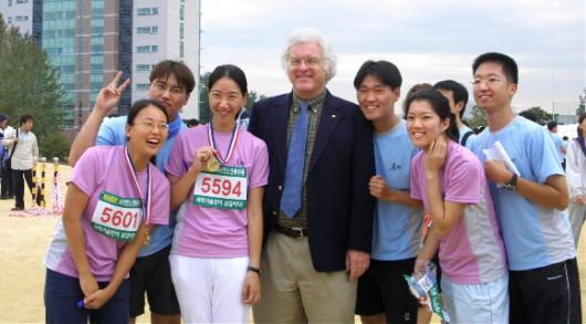 로버트 로플린 KAIST 총장이 지난 9일 총장배 마라톤대회에서 완주한 학생들과 기념사진을 찍고 있다. KAIST 제공