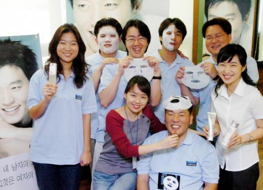 뒷줄 왼쪽부터 시계 방향으로 이윤경씨, 유청용씨, 홍상선 대리, 강영복 대리, 김영만 대리, 정민주씨, 최우태 팀장, 김수민씨로 구성된 애경 남성화장품 마케팅팀이 포튠의 신제품 마스크팩 등을 선보이고 있다. 강성남기자 snk@seoul.co.kr