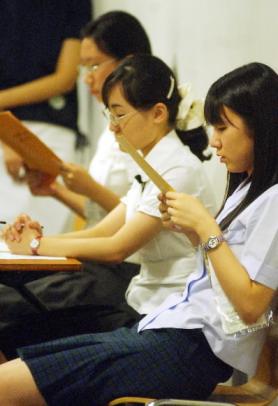 이화여대 2004학년도 수시1학기 모집 구술면접 고사장에서 학생들이 자신의 차례를 기다리며 응답 준비를 하고 있다. 안주영기자 jya@seoul.co.k