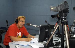 진행자 박철의 방송 진행 모습.