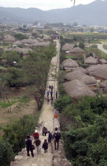 낙안읍 성벽에 올라서면 초가지붕이 정겨운…